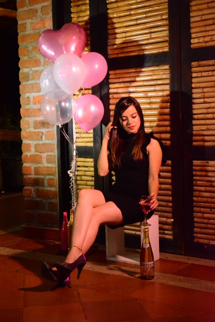 Con una copa de vino, la cumpleañera celebró su cumpleaños.